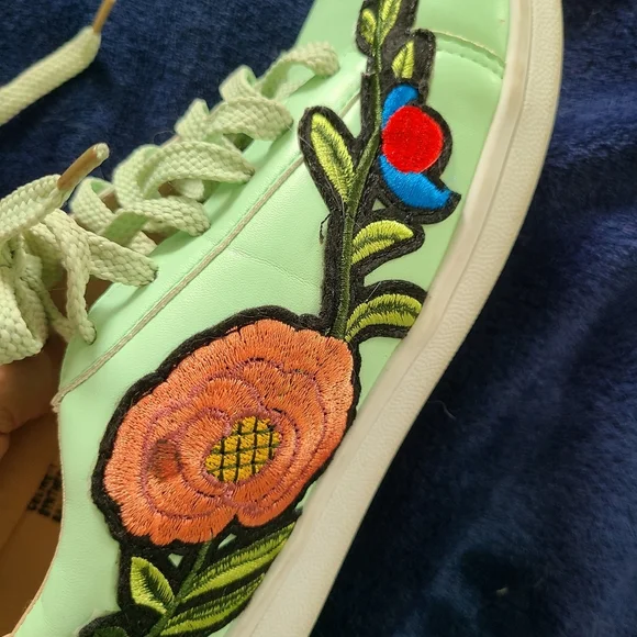 Very Cute Chase And Chloe Size 7 Fashion Sneakers - Picture 4 of 12